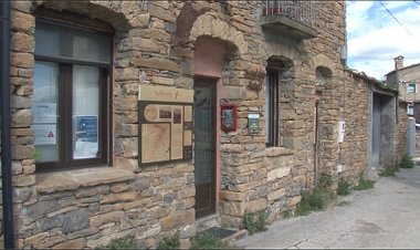 EXCEDENT DE LES CARNISSERIES LOCALS PER ALIMENTAR ELS CARRONYAIRES