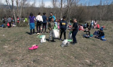 L’ESCOLA VALLDEFLORS NETEJA L’ENTORN DEL NOGUERA PALLARESA