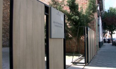 TREBALLADORS DE LA RESIDÈNCIA FIELLA DECLAREN QUE TOTS COMPARTIEN UN MATEIX VESTIDOR SENSE VENTILACIÓ