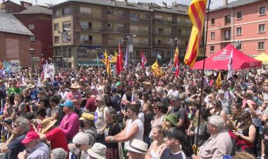 MILERS DE PERSONES ES MANIFESTEN A PUIGCERDÀ EN CONTRA DE LA CANDIDATURA DELS JJOO