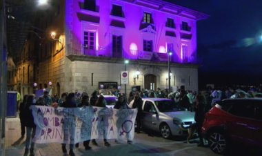 PROP DE 200 PERSONES ES MANIFESTEN A PUIGCERDÀ AMB MOTIU DEL 8M