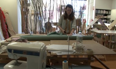 FLORS NATURAL DYES, FET A MÀ DES DE LA TELA FINS A LA PEÇA FINAL