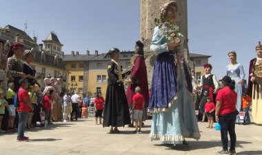 GEGANTS I GEGANTES DE PUIGCERDÀ CELEBREN AL CARRER EL DESÈ ANIVERSARI