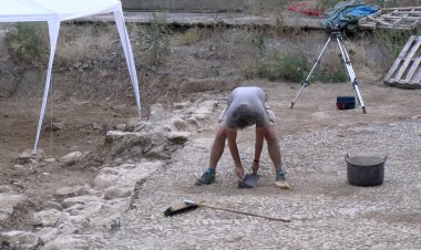 ES DELIMITA LA GRAN PLAÇA EMPEDRADA AL JACIMENT DEL PATI DE LES MONGES A LA SEU