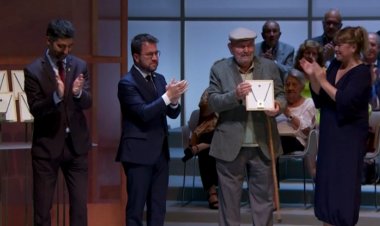 EL PERAMOLÍ JOSEP ESPUNYES REP LA CREU DE SANT JORDI 2022