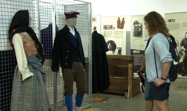 ENFILANT L’AGULLA, EXPOSICIÓ SOBRE LA INDUMENTÀRIA A LA VALL FOSCA AL SEGLE XIX
