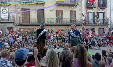 ELS GEGANTS DE PERAMOLA CELEBREN EL VINT-I-CINQUÈ ANIVERSARI