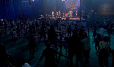 UN ESPECTACLE FAMILIAR EMPLENA EL PALAU D’ESPORTS DE MÚSICA I BALL