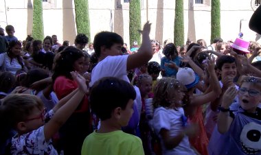 INFANTS DELS CASALS D’ESTIU DONEN EL TRET DE SORTIDA  A LA FESTA MAJOR DE LA SEU