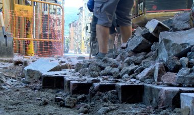 TALLAT EL TRÀNSIT AL CARRER MAJOR DE LA SEU PER L’INICI DE LA RENOVACIÓ DEL FERM