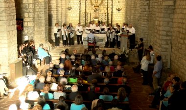 SIS CORALS CERDANES ES RETROBEN A TALLÓ PER RECORDAR LES VÍCTIMES DE LA PANDÈMIA