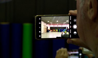 UN TALLER A MONTFERRER MOSTRA LES POSSIBILITATS DE LA FOTOGRAFIA AMB ELS MÒBILS