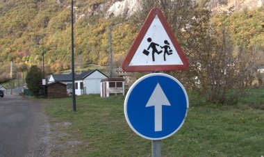 LA VALL DE BOÍ ORDENA EL TRÀNSIT DAVANT DE L’ESCOLA AMB LA FIGURA DEL VIGILANT