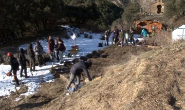 DESENES DE PERSONES PARTICIPEN A LA JORNADA SOLIDÀRIA PER AJUDAR A HERBES DE L’ALT PIRINEU
