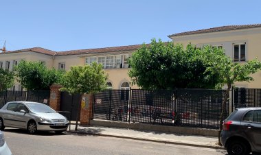 FORCEN L’ACCÉS A L’ESCOLA VALLDEFLORS DE TREMP I HI ROBEN 20 TAULETES