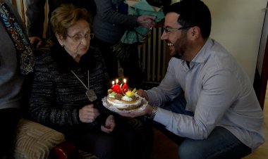 MARIA MIRALLES REP LA MEDALLA CENTENÀRIA DE LA GENERALITAT
