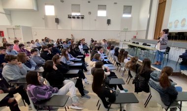 APROPAR CIENTÍFIQUES A LES AULES PER IMPULSAR LA DONA EN LA CIÈNCIA I LA TECNOLOGIA