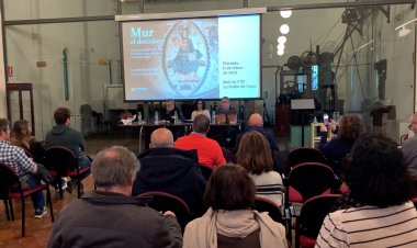 LA PRESENTACIÓ DE “MUR AL DESCOBERT” A LA POBLA AGRUPA UNA TRENTENA DE PERSONES DE PÚBLIC