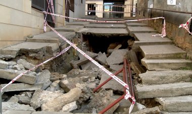 L’ESFONDRAMENT DE LES ESCALES DE LA FONT A OLIANA FA URGENT LA RENOVACIÓ DE LA XARXA D’AIGUA