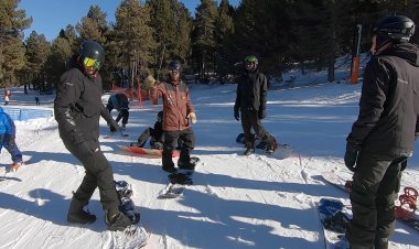 CINC JOVES TUTELATS PRÀCTIQUEN PER PRIMER COP SNOWBOARD A LA MOLINA
