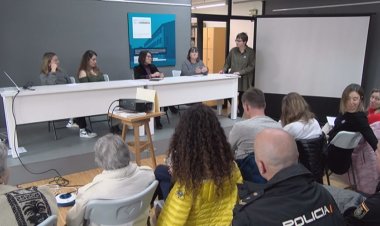 TAULA RODONA DE DONES CERDANES PER CELEBRAR EL 8M
