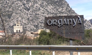 ORGANYÀ RENOVA LA IMATGE D’ENTRADA AL POBLE AMB UN PERGAMÍ DE LES HOMILIES