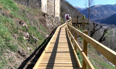 LA VALL DE BOÍ FA LLUIR L’ABSIS DE SANTA MARIA DE CARDET AMB UNA PASSAREL·LA I UN MIRADOR