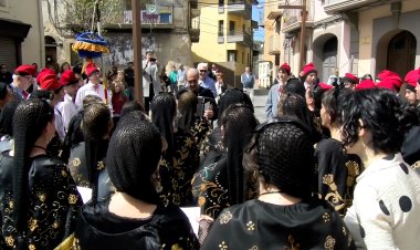 UNA CINQUANTENA DE PERSONES HAN FET TORNAR LES CARAMELLES A CASTELLCIUTAT