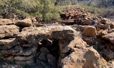 UNS ARQUEÒLEGS DOCUMENTEN LES RESTES DE TRINXERES A SANT CORNELI