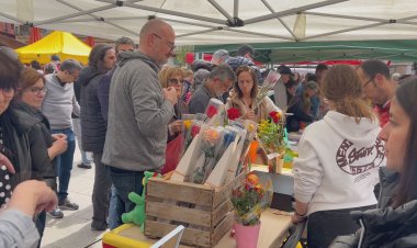 SANT JORDI OMPLE DE VEÏNS I VISITANTS ELS CARRERS DE PUIGCERDÀ