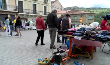 UNA QUINZENA DE PARADES RECUPEREN EL MERCAT DE LES PUCES DE LA POBLA DE SEGUR