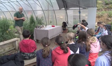 ALUMNES DE L'ALTA I LA BAIXA CERDANYA FAN UN INTERCANVI LINGÜÍSTIC TOT VISITANT PRODUCTORS LOCALS