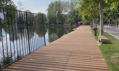PUIGCERDÀ RENOVA EL MOLL DE L'ESTANY AMB FUSTA MÉS RESISTENT