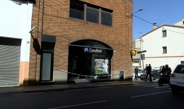 DOS HOMES ATRAQUEN L’OFICINA DE CAIXABANK D’OLIANA