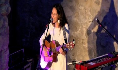 EL CICLE CULTURAL ‘LES VEUS DE LA VALL’ PORTA A MUSSA LA CANTAUTORA MAR GRIMALT