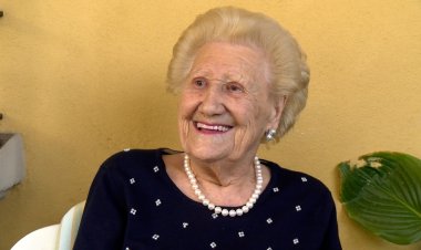 FELICITACIÓ INSTITUCIONAL A MARIA FARRÀS VILANOVA PELS 102 ANYS