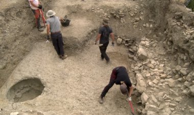 LA FALDA DEL CASTELL DE MUR TINDRIA UN POBLAT ALMENYS DES DEL SEGLE IX