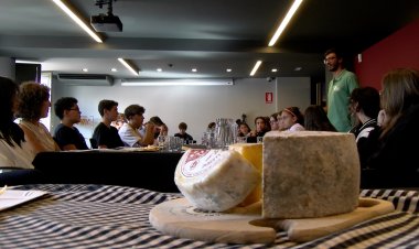 L’ALUMNAT DE LA SEU D’URGELL ES FORMA EN ELS PROCESSOS DE CREACIÓ DEL FORMATGE