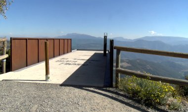 EL CCAU NETEJA PINTADES CONTRA EL TURISME AL MIRADOR DE LA CREU DE GUILS