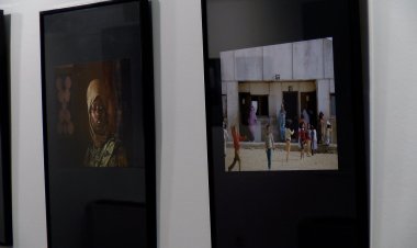 RICARD LOBO HOMENATJA EL POBLE SAHRAUÍ EN UNA EXPOSICIÓ A LA SALA LA CUINA