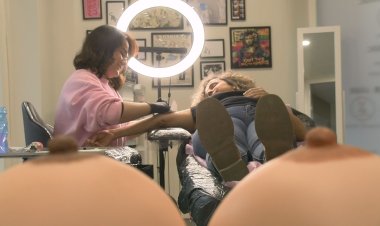 UNA JOVE EMPRENEDORA LOCAL ESPECIALITZADA EN TATUATGES ONCOLÒGICS OBRE UN ESTUDI A BELLVER