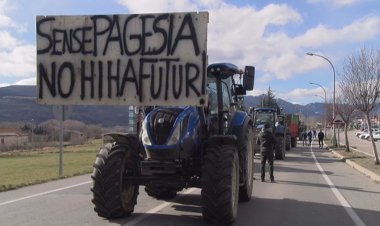 UNA VUITANTENA DE TRACTORS TALLEN LA N-152, A L'ALÇADA DE PUIGCERDÀ