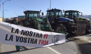 ELS PAGESOS MANTENEN EL TALL A PUIGCERDÀ I LA VILA S'OMPLE DE CAMIONS QUE NO PODEN ACCEDIR A FRANÇA