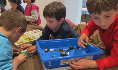 INFANTS DE PUIGCERDÀ DESCOBREIXEN LA ROBÒTICA EN UNS TALLERS QUE OFEREIX LA BIBLIOTECA