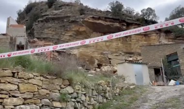UNA ESLLAVISSADA ENSORRA UNA CASA AL NUCLI DE SANTA ENGRÀCIA