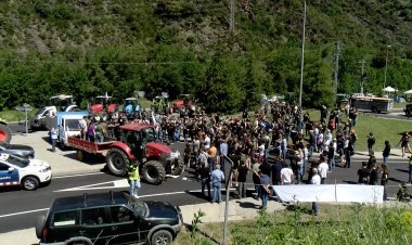Pagesos d’arreu de Catalunya  tallen la N-145 entre la Seu d’Urgell i Andorra