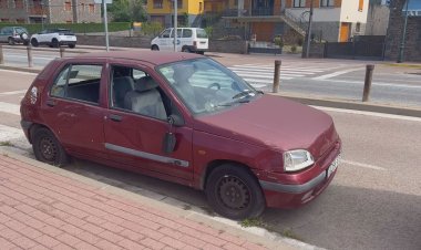 LLÍVIA RETIRA UNA VINTENA DE COTXES ABANDONATS A LA VIA PÚBLICA