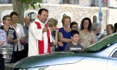 ELS CONDUCTORS I VIATGERS DE TREMP REBENT LA BENEDICCIÓ DE SANT CRISTÒFOL