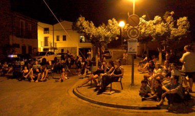 EL CINEMA A LA FRESCA DE PUIGCERCÓS REUNEIX MÉS DE 50 PERSONES A LA PLAÇA DEL POBLE