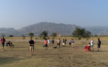 UN TORNEIG DE PETANCA, DE PING-PONG I UN TALLER DE CASTELLERS OMPLEN LES PISCINES D’ISONA